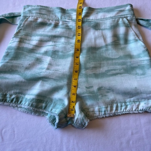 Bella Dahl flat front shorts with matching sash - Picture 10 of 12